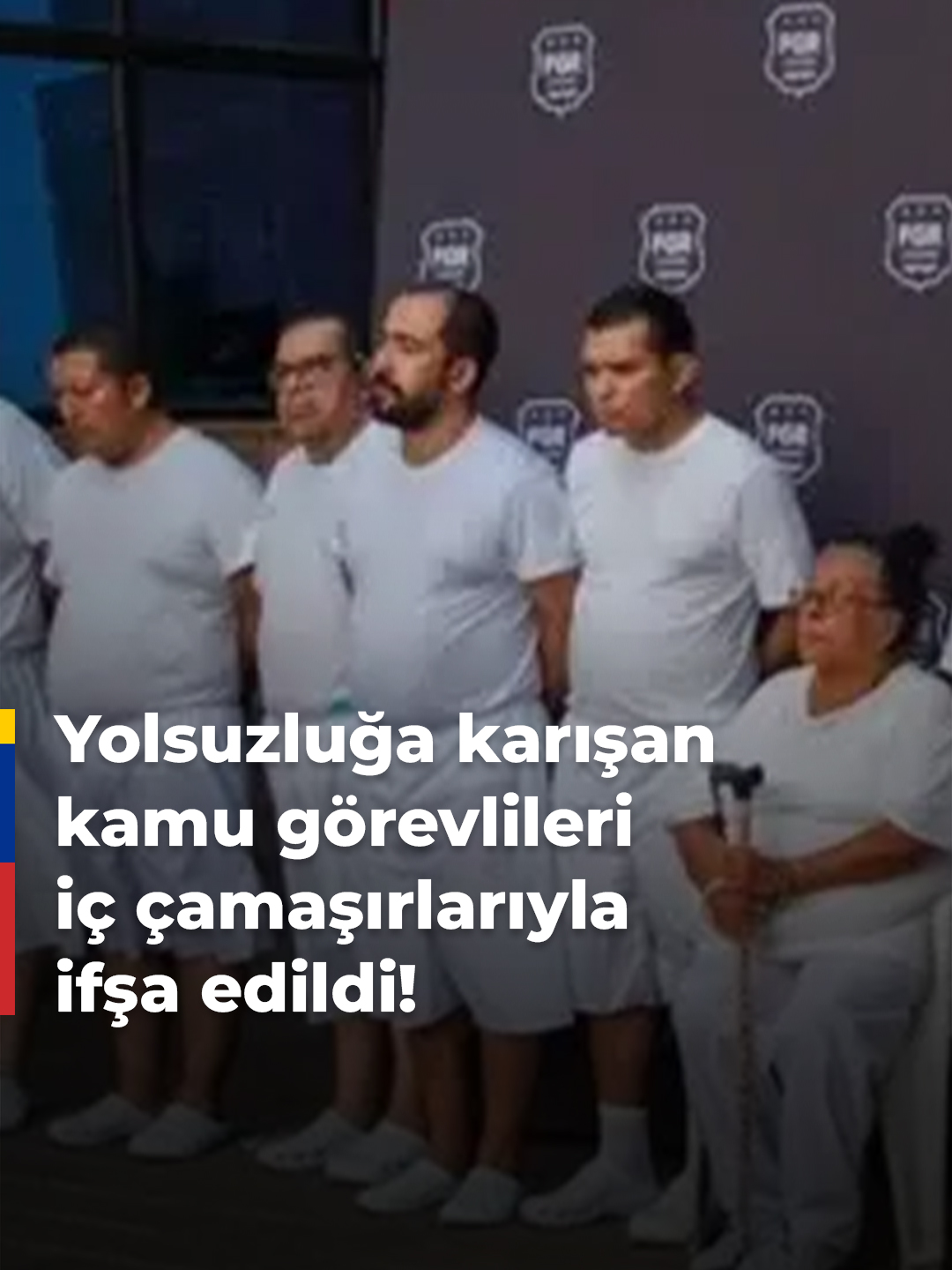 🔴 Yolsuzluğa karışan kamu görevlileri beyaz iç çamaşırlarıyla ifşa edildi!   📌 El Salvador'da bir kredi kooperatifinden 35 milyon dolar çalmakla suçlanan kamu görevlileri, devlet televizyonunda iç çamaşırına benzer beyaz takımlarla ifşa edilmelerinin ardından tutuklandı.  #ElSalvador #Yolsuzluk #Haber #Gündem