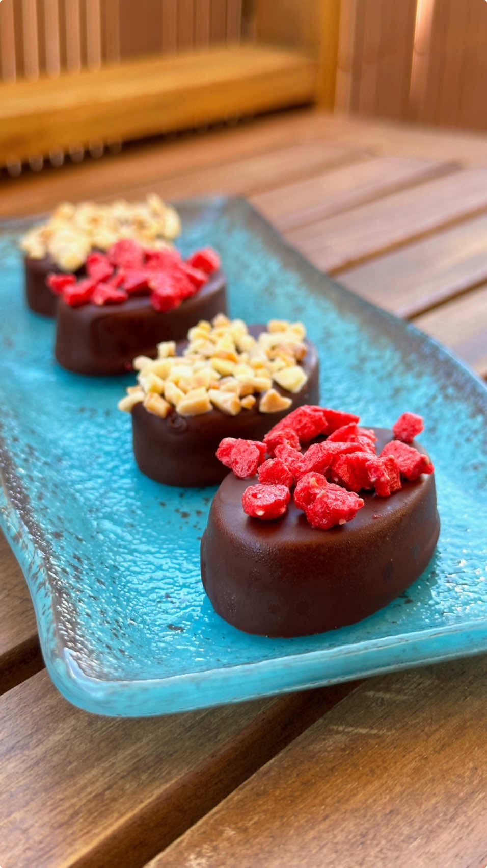 Bombones de foie gras🦆🍫 El mundo de los aperitivos está lleno de posibilidades, sabores, texturas y temperaturas. Éstos bombones de foie recubiertos de chocolate y acabados con frambuesa liofilizada o almendra tostada son tan solo un ejemplo más de que con un poco de imaginación podemos salirnos de lo común si es lo que buscamos. Receta en mi perfil de @Gronda 💙 Enlace en mi perfil y en historias.✨