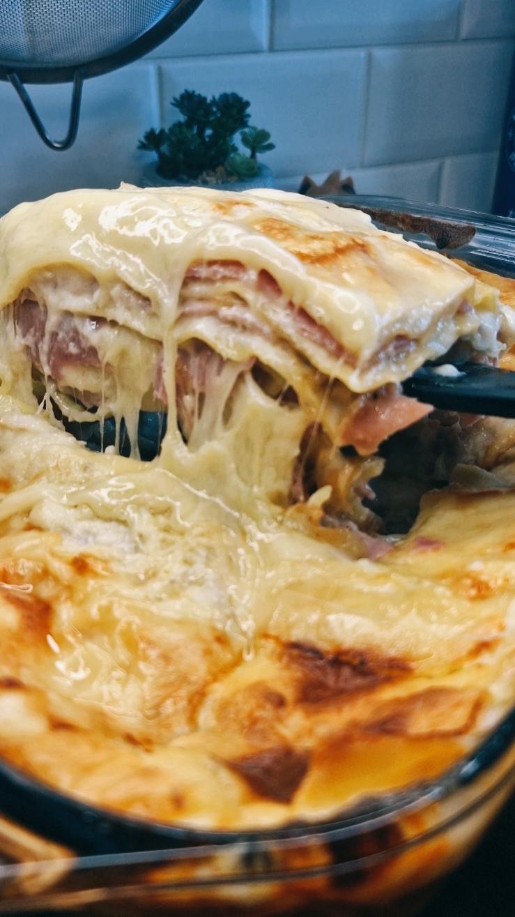 lasagnes montagnardes express à la raclette 😋  - Ingrédients :  - Pâtes à lasagne  - 500 grammes de raclette  - 6/8 tranches de jambon blanc  - 90 grammes de beurre  - 90 grammes de farine - 900 ml de lait  - sel  - poivre  - muscade  Mes couteaux @ kaitsuko lien en bio et 15 % de remise sur tout le site avec mon code CHESTERC15  Mes moulins à épices électrique,  10 % de remise depuis le lien en bio .  #lasagne #cheese #fromage #chesterfoodies #FoodTikTok #RecetteFacile #food #recettesimple #recette #tiktokfood 