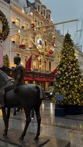 Christmas magic at Cartier on Bond Street 🎄✨ what do you think of this year’s decorations? #bondstreet #cartier #christmas #christmasinlondon 