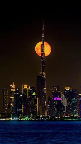 Beaver Moon rising behind Burj Khalifa 17 November, 2024 Captured with Sony A7R IVa + Sony FE 100-400mm Location scouted with @photopills , timelapse edited with @lrtimelapse and @lightroom @Sony @SonyMEA  @burjkhalifa @Emaar Dubai  #dubai #burjkhalifa #supermoon #beavermoon #moonrise #dubaitimelapse #timelapse #uae @Visit Dubai