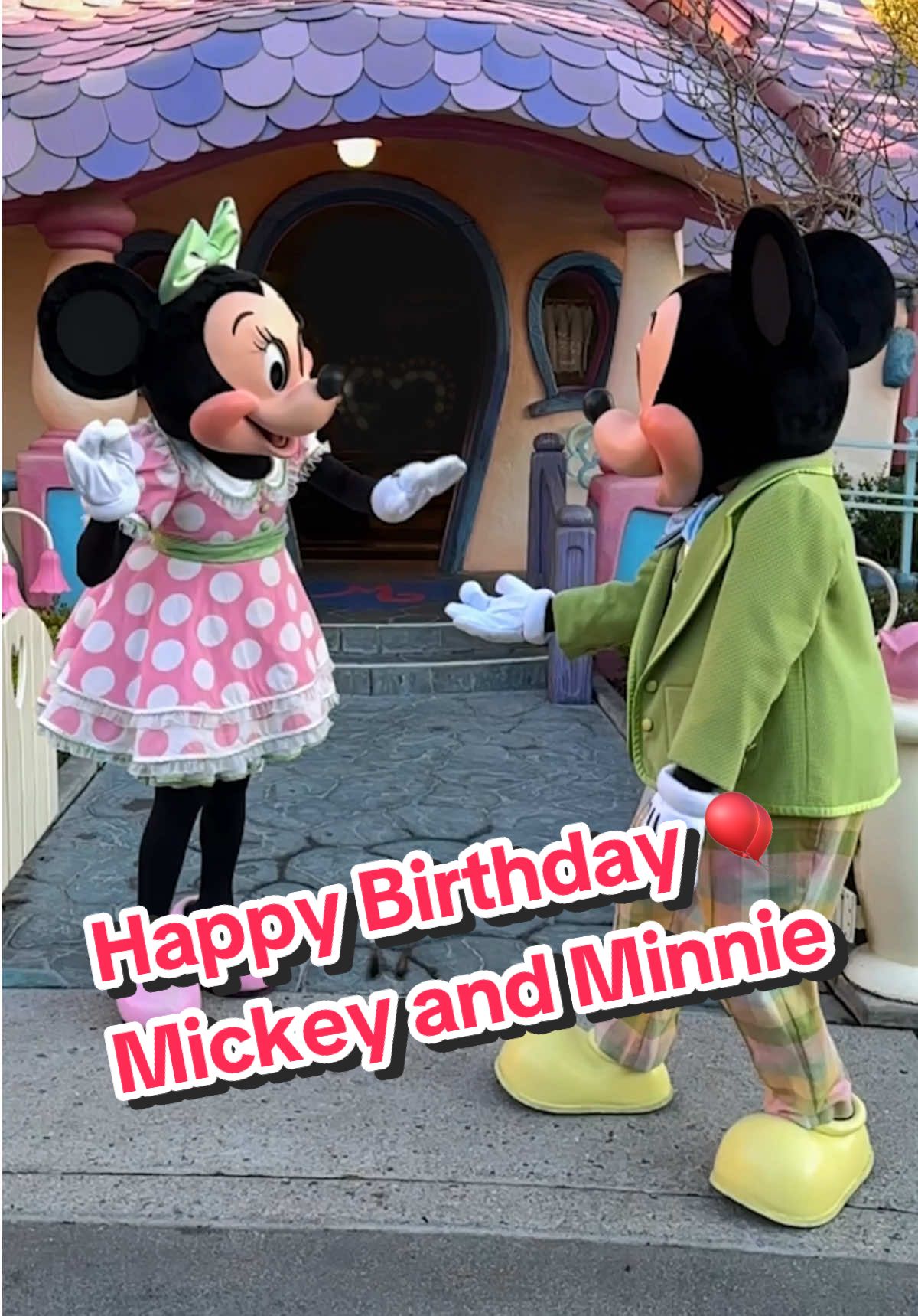 Small moments build a lifetime 💞 #Disney #DisneyParks #DisneylandResort #DisneyWorld #MickeyMouse #MinnieMouse #Wholesome 