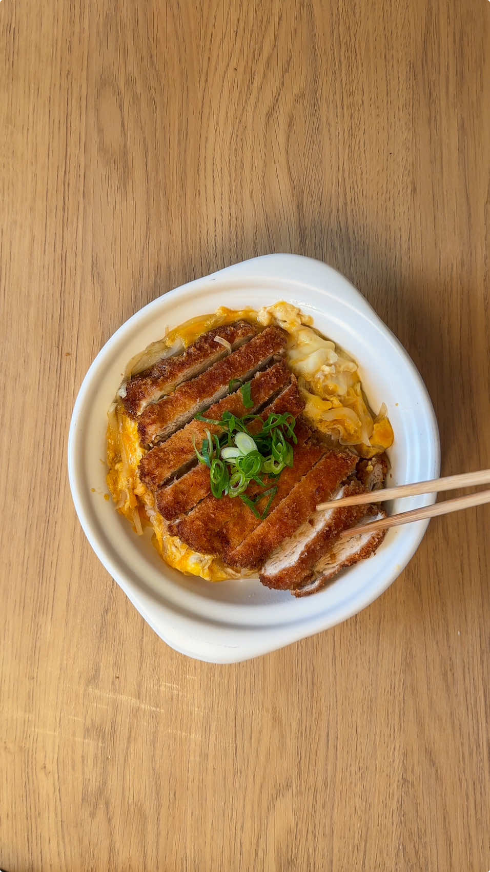 KATSUDON: El plato de la Suerte en Japón 😁 👉 Receta completa paso a paso con ingredientes y cantidades en mi canal de YT: Cocina con Coqui Esta combinación de tonkatsu con arroz se ha convertido en uno de mis platos japoneses favoritos. La carne queda ultra tierna y el saborcito de la salsa es una delicia. ¡Espero que disfrutes mucho el vídeo y la recetita! ©️Cocinaconcoqui #cocinaconcoqui #katsudon