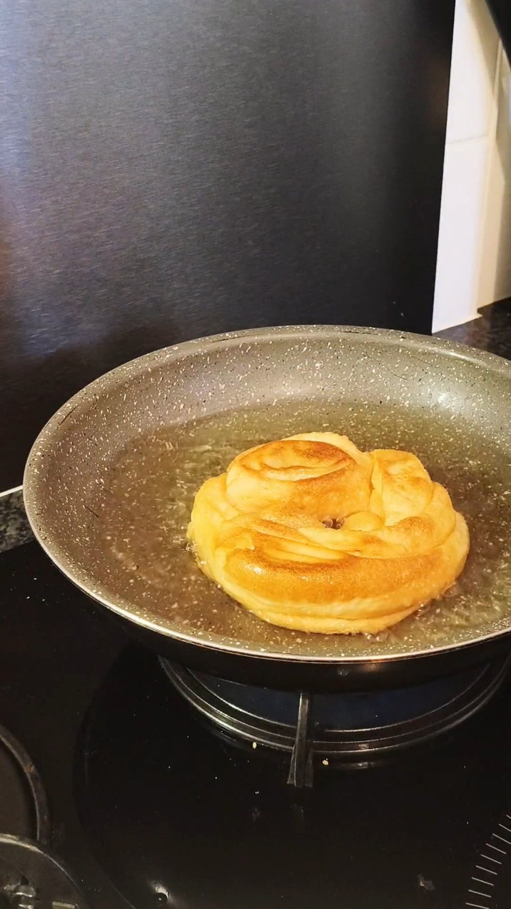 500 g de semoule fine, 1 cuillère à café de sucre,1 cuillère à café de sel, j' ai ramasser la pâte avec de l'eau puis je l'ai mis dans un sac en plastique (1h) j'  ai mélangé un œuf avec un peu de vinaigre (1 cac) puis je l'ai rajouté à la pâte petit a petit tout en pétrissant. on obtient Une pâte comme celle des msemen. #algerie #recettealgerienne #وصفات #recette #foryoupage❤️❤️ #pourtoii #الشعب_الصيني_ماله_حل😂😂 #اكسبلور 