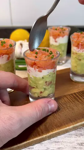VASITOS DE SALMÓN AHUMADO Y AGUACATE 🥑 Las navidades están a la vuelta de la esquina y hoy os traigo el primer aperitivo navideño de este año. ¡Guárdatelo!  📝 INGREDIENTES (6 vasitos) ▪️1/2 tomate  ▪️1 aguacate maduro  ▪️100g salmón ahumado  ▪️Cebollino al gusto  🔸Salsa de yogurt: ▪️1/2 yogurt griego natural  ▪️10ml zumo de limón  ▪️15 ml aceite de oliva  ▪️1/4 diente de ajo (sin germen) ▪️Sal y pimienta al gusto  👨🏻‍🍳 MONTAJE: Colocar una base del “guacamole”, la poco de la salsa de yogurt por el medio y terminar con el salmón ahumado y el cebollino. La proporción sería de 3 partes del guacamole, 2 de salmón ahumado y 1 de la salsa de yogurt. En este caso, cada parte es una cucharilla de café, pero dependería del tamaño de los vasitos.  . . . #aperitivo #recetasfaciles #cocinaentiktok #recetanavideña #recetarapida 
