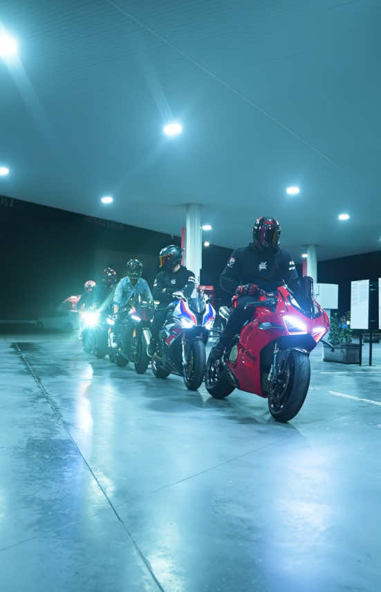 BAD GUYS🔥 #moto #motorcycle #motor #Motorsport #honda #cbr #bmw #s1000rr #yamaha #yamahar1m #panigale #ducati #viral #quality #night #boys #helmet #bad 