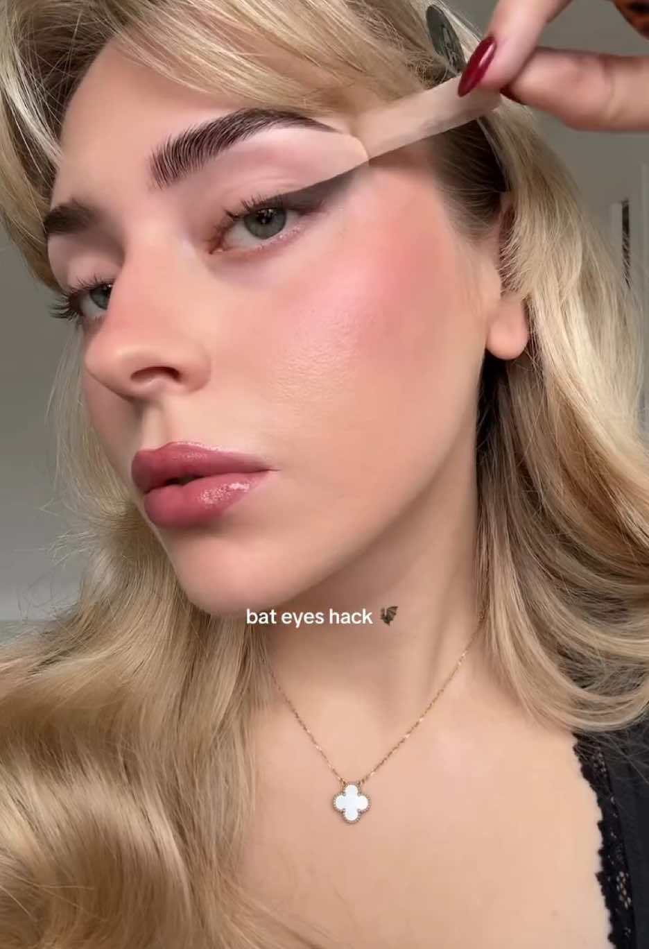 Have you tried the bat eyes hack?!✨ @lenkalul #Eyeliner 