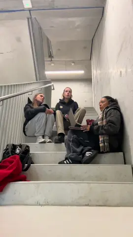 der fahrstuhl im hintergrund 😭😭 #trio #hall #berlin #tiktokde #fürdich #fyp #fypシ゚ #musik #harmonie #thenightwemet #💋💋💋 #galigrü 