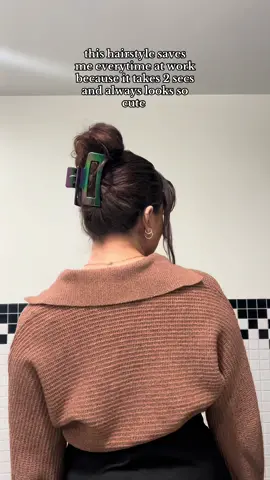 if youre running late and have no idea what to do with your hair for work this hairstyle is perfect for you!! #lazycorporategirlhairstyles #corporateofficehairstyles #corporatehairstylesforcurlyhair #5minutehairstylesforbeginner #corporatehairstylesforlonghair #corporatebaddiehairstyles 