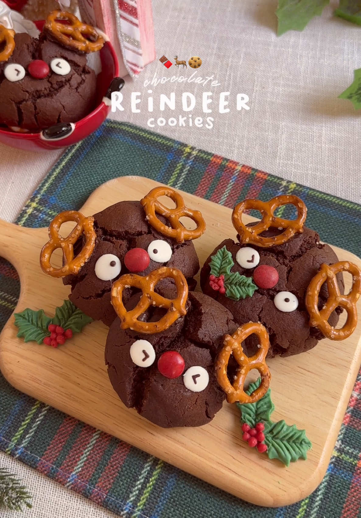 Chocolate Reindeer Cookies 🦌🍪 These chocolate reindeer cookies are fudgy and rich—almost like brownies! The outside has a slight crunch, while the inside stays soft and fudge-like. Plus, you can turn them into adorable little reindeer to add some festive cheer to your holiday baking!🍫💓 Chocolate Reindeer Cookies Recipe 👉🏻 https://mayskawaiikitchen.com/chocolate-reindeer-cookies/ Find more fun recipes and cute kitchen tools on my website! Link in bio✨ #reindeercookies #chocolatecookies #chocolatecookierecipe #chocolatefudge #christmascookies #christmasdessert #christmascountdown #christmasiscoming 