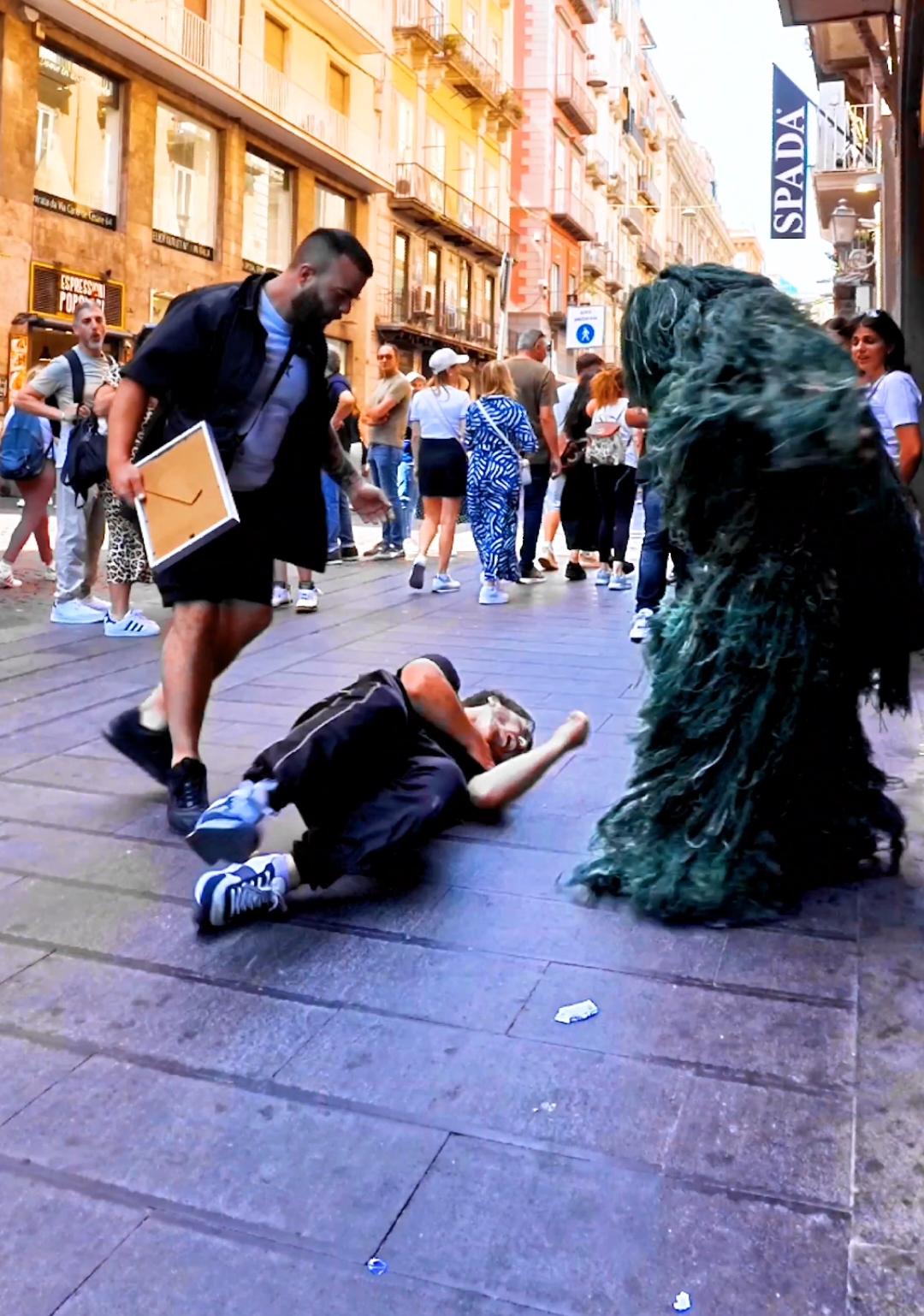 pianta scherzi napoli #scherzi #paura #napoli #bushmanpranks #pranks #viral #reaction #fypシ゚ #fyp 