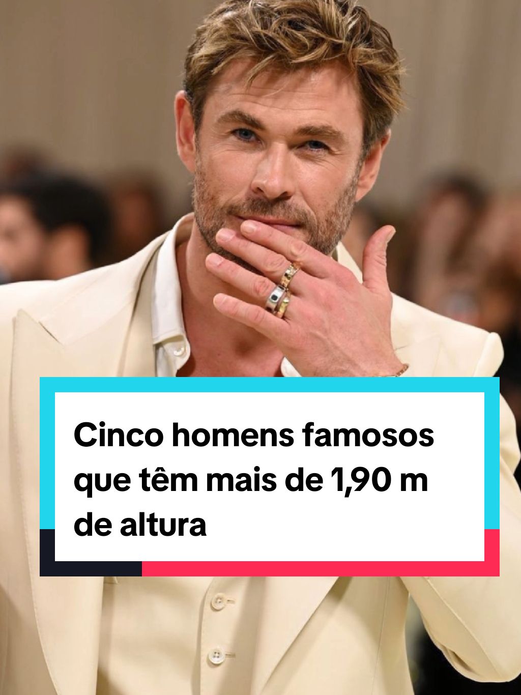 Cinco homens famosos que têm mais de 1,90 m de altura. #chrishemsworth #benaffleck #clinteastwood #famosos #top10 #celebridade #hollywood #atores #top #clinteastwood  #curiosidades 