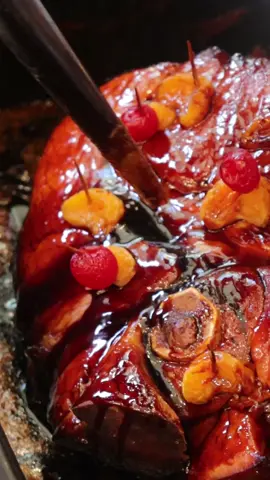 Did you miss out on our honey-glazed ham last Sunday? 🍯🍖 Slow-cooked, perfectly caramelized, and bursting with flavor, it was the star of the table! Don’t worry – it might make a comeback soon. Should we add it to an upcoming menu? Let us know below! 👇🏽✨  #LoveSundays #HoneyGlazedHam #SoulFoodFavorites