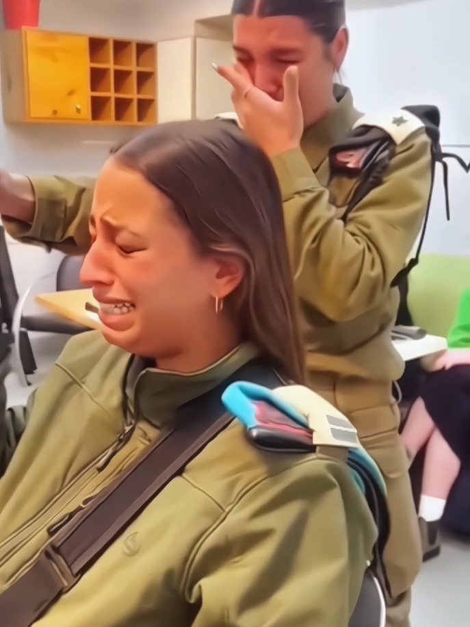 😮‍💨Emotional hair cutting beautiful Army ladies soldiers🇱🇷🇱🇷😮‍💨 #airforce #aircraft #asmr #pilot #usnavy #military #emotional #haircutting 