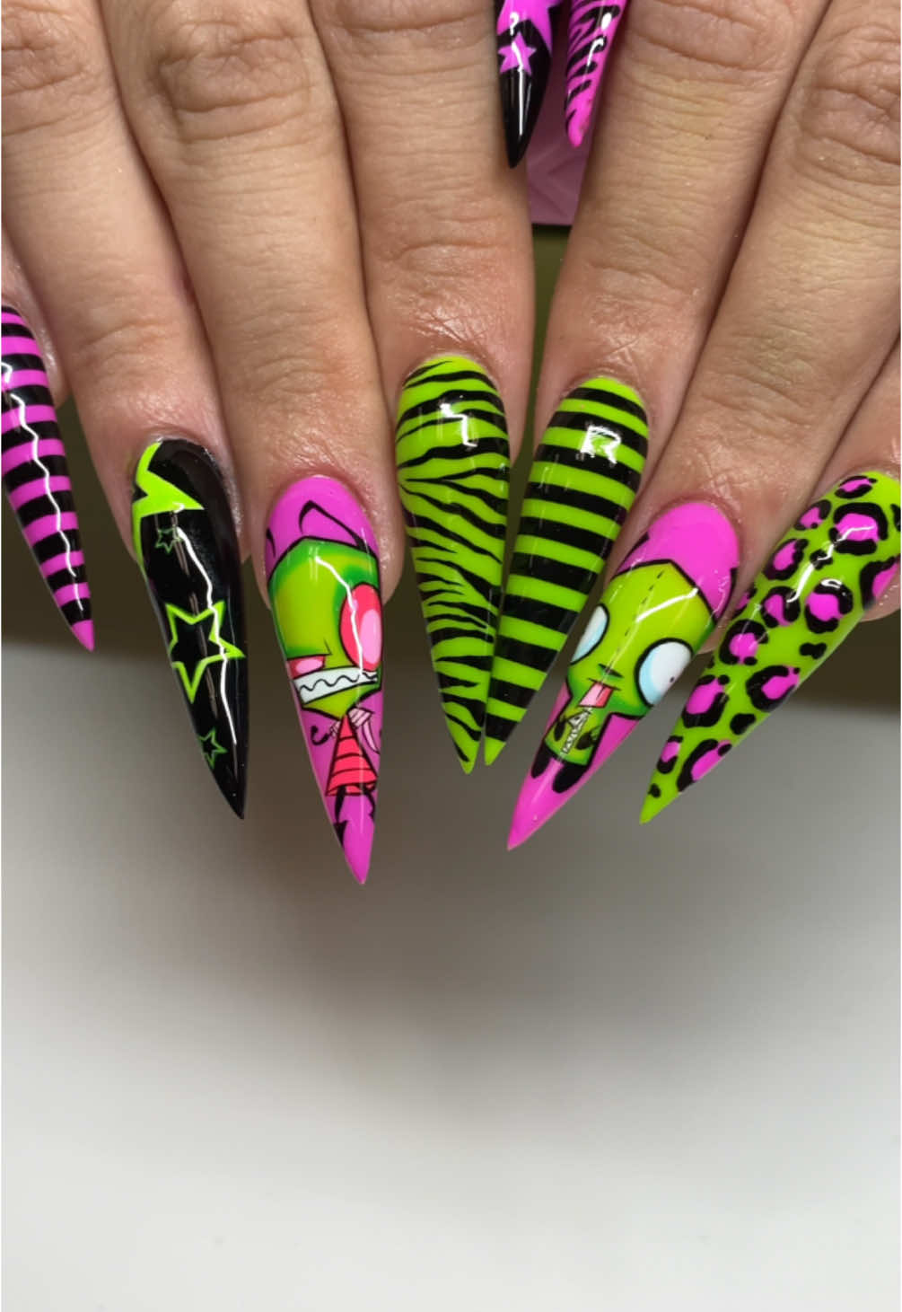 RAWRR 💚 @NAILZ BY DEV | NAIL ARTIST SLAYYYED THIS INVADER ZIM SET 🍕🤖 #invaderzim #gir #nails #nailart 