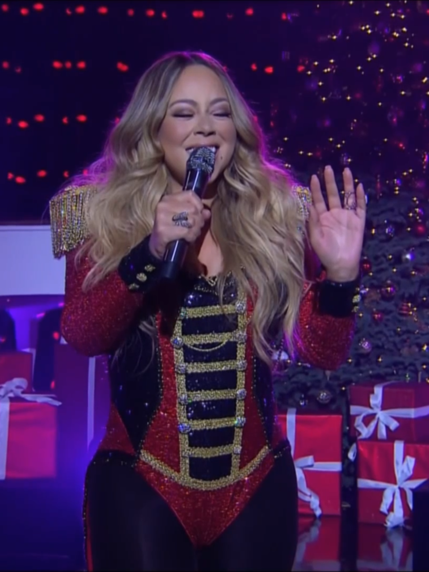 Mariah Carey - All I Want For Christmas Is You (The Late Late Christmas Show With James Corden - 2019).🎄🔔✝️🌟 🤶❄️ @MariahCarey #MariahCarey