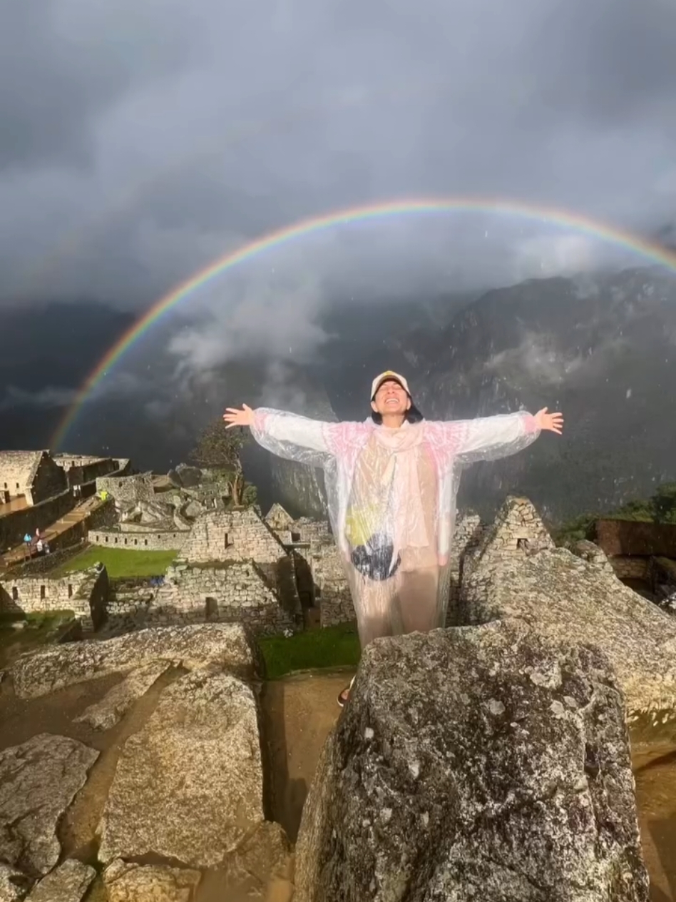 Ayer en medio de la neblina decidimos alejarnos del guía turístico. Quisimoş meditar, y agradecer porque al menos habíamos llegado al Santuario de Machu Picchu. En pleno agradecimiento, empezó a llover, se despejó el Santuario y al abrir los ojos, dos arcoíris nos bendijeron. #MachuPicchu #Peru #viajespuma  #Destino