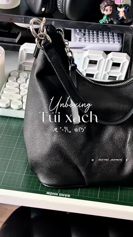 Mấy bà tìm túi phối đồ đi chơi, đi tiệc hoặc làm quà tặng cho bạn bè. Thì tham khảo em này nha. ( Giỏ hàng phía bên dưới ⤵️ )  #tuixach #tuixachnu #tuixachdep #unboxing #unbox #xuhuong #fyp #LearnOnTikTok 
