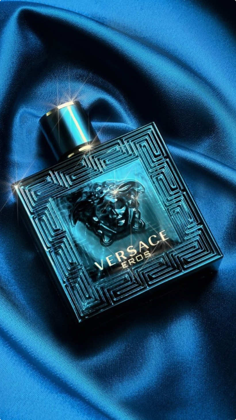 Eros Versace Eau de Toilette Eros é um perfume Versace masculino aromático amadeirado. Exala beleza, paixão e desejo, inspirados no Deus do amor, Eros, da mitologia grega. #versace#versaceeros#versaceperfumes#kitversace#perfumesbh#perfumesmg#kitnatal