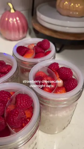 strawberry cheesecake overnight oats in the cutest glass containers sent to me by @Soligt official  #EasyRecipe #overnightoats #simplerecipe #recipes #oats #oatsrecipe #simplerecipe #quickrecipes 