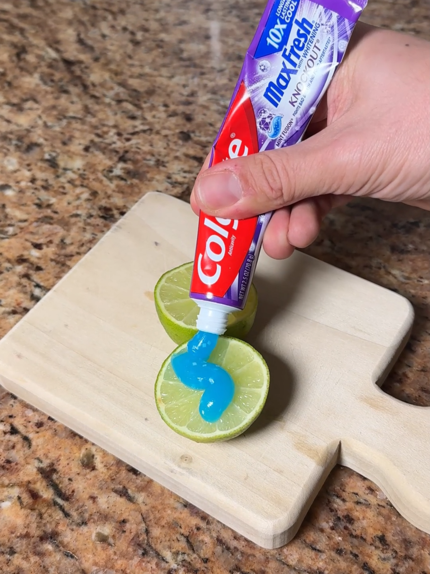 What happens when you mix toothpaste and lemon will surprise you! 👀 #LifeHacks #ViralVideo #HouseholdHacks