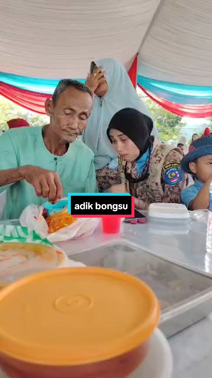 edit caption..ada yang trigged plak..terima kasih yang mana mendoakan keselamatan adik bongsu kami Alhamdulilah suapan nasi lemak sambal udang , ayah mak untuk anak bongsunya..jumpa lain hari plak adik.. #sambaludang  #anakmakayah  #sibongsukami🥰😘💞 