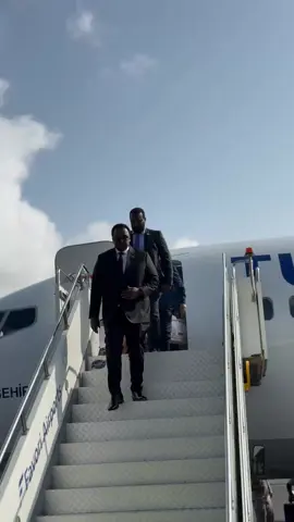 Ra’isulwasaara ku xigeenka dalka @Salah Jama  ayaa saake dalka dib ugu soo laabte. @kashka32 @Bilaal bulshaawi 🦁 @Abdalla Mustafich 