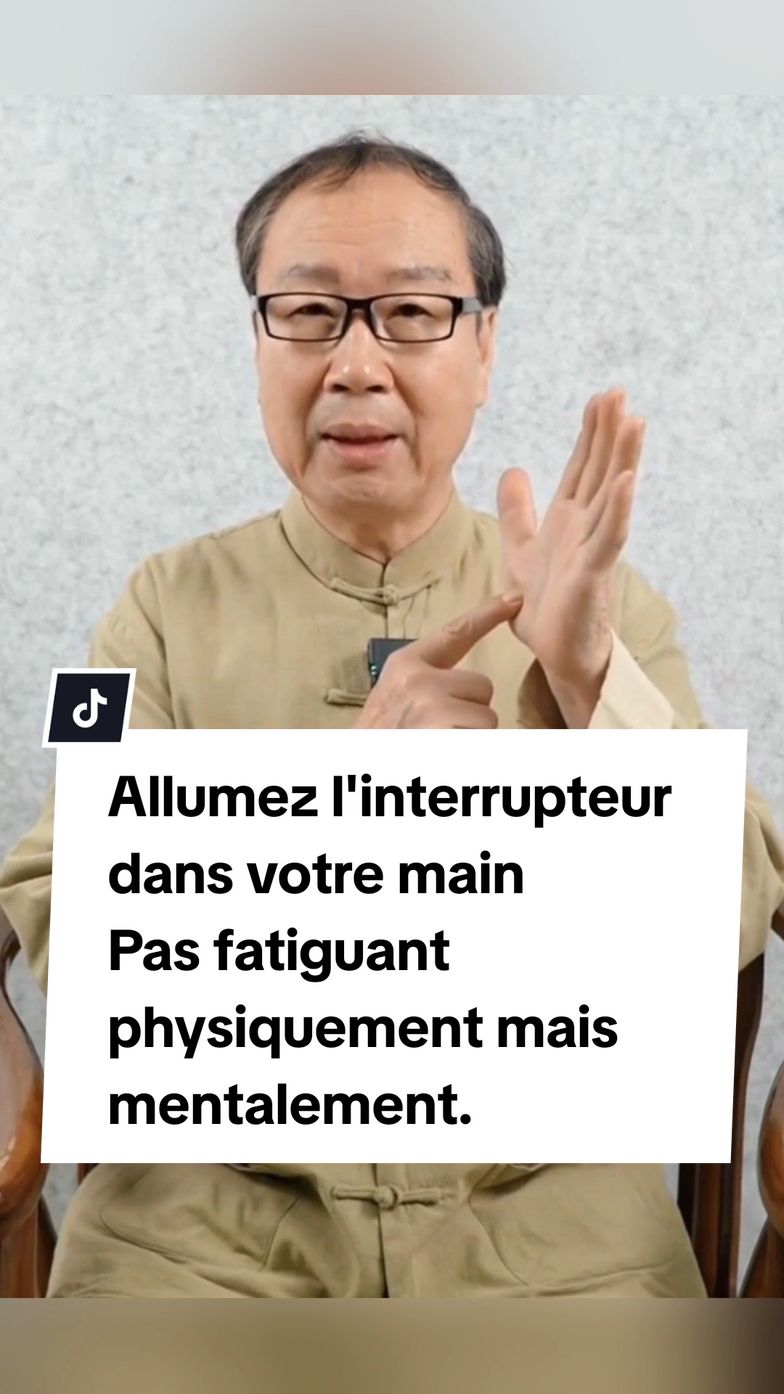 Beaucoup d'entre nous souffrent souvent d'essoufflement, de difficultés respiratoires et d'oppression dans la poitrine. Aujourd'hui, je vais vous apprendre une action très simple.  Sous notre pouce, c'est ce qu'on appelle le thénar. est de n'importe quelle couleur cyan dessus.  Si oui, alors frappons nos mains les uns contre les autres, attachons-nous les uns contre les autres et frappons-nous les uns contre les autres, 50 fois, pour ouvrir le thénar et le rendre lisse, afin que notre Qi puisse être utilisé, notre Le liquide rouge peut monter.  Après avoir frappé, nous utilisons nos pouces pour presser et pétrir cette zone et la pétrir soigneusement.  Cette petite méthode est très simple et pratique. Vous pouvez la faire à tout moment et n'importe où. Vivez une vie saine sans faire de détours.