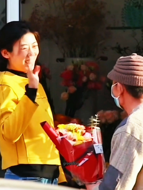 A grandfather who wants to buy flowers for his wife but he doesn't have enough money, but people treat him very well. #sosialexperiment #foryoupage #treeman 