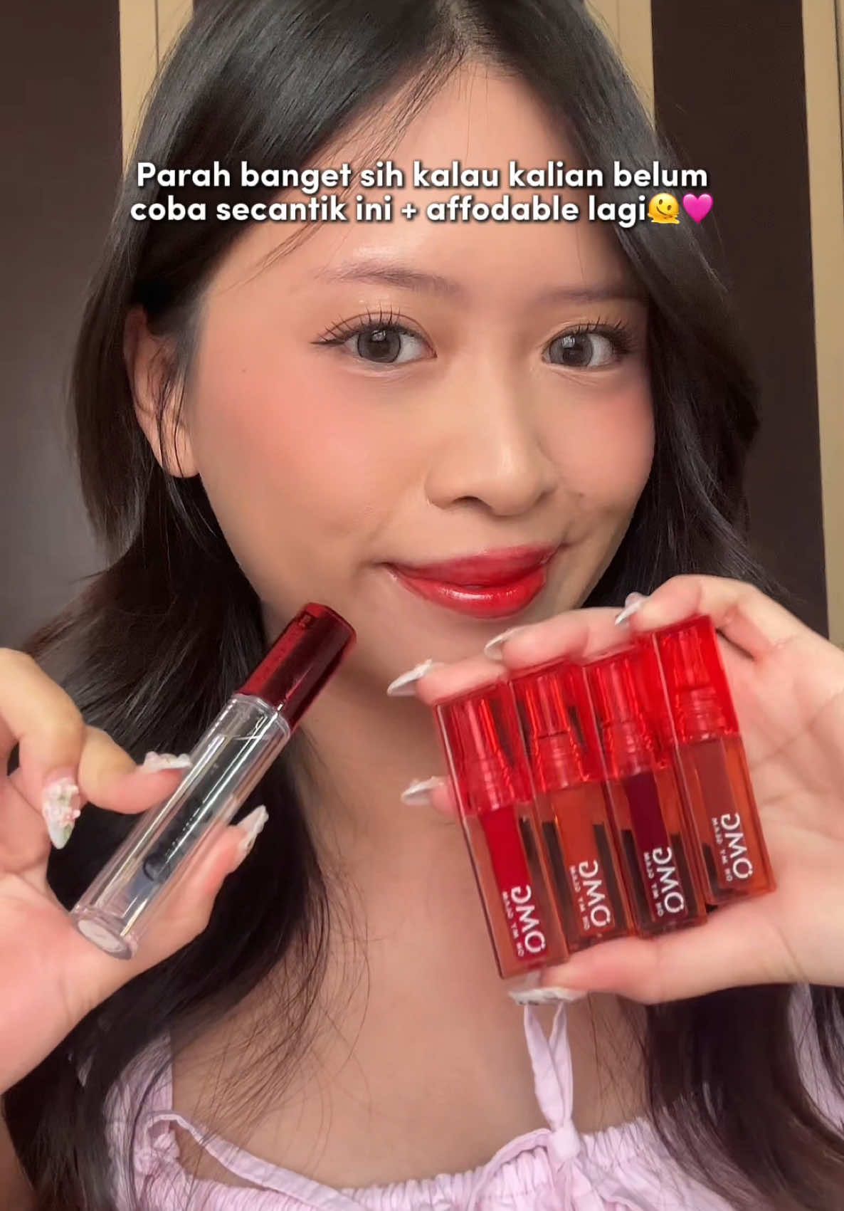 Cool tone / warm tone nih kalian?! Aku suka clear gloss nya karena ga lengket dan aplikatornya silicon jadi gampang dibersihin🩷 @OMG #NovOmbre #OMGSelaluPlumpy #liptint #liptintomg #liptintviral #liptintlokal 