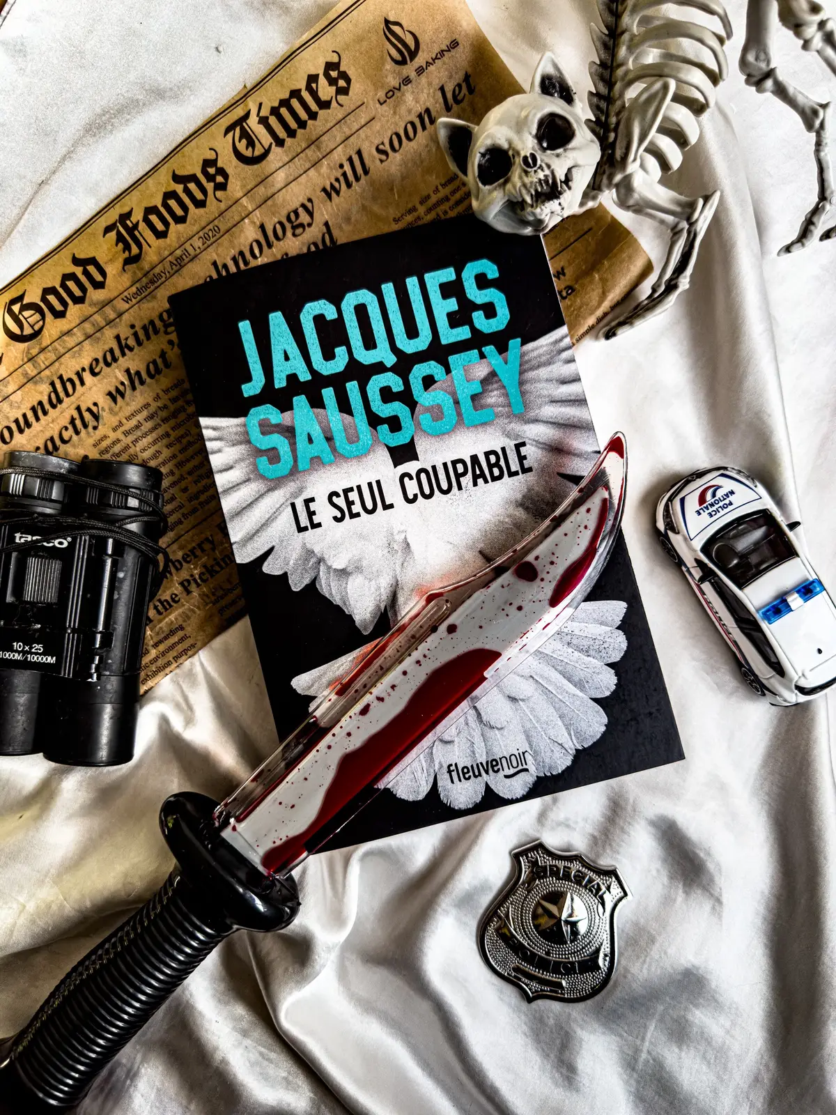 📖 𝕃𝕖 𝕤𝕖𝕦𝕝 𝕔𝕠𝕦𝕡𝕒𝕓𝕝𝕖 👮🏻‍♀️👮🏼‍♂️ 🔍  De Jacques Saussey chez @Fleuve_editions  🔍 Voici la « suite » de l’aigle noir que je n’ai d’ailleurs pas lu mais cela n’a en rien gênée ma lecture. Lecture que j’ai adoré !! C’est le premier livre que je lis de cet auteur et je ne vais plus en rater un seul !  🔍 Au début l’enquête paraît simple, presque plan plan. Et pourtant elle est d’une grande complexité. Au fur et à mesure qu’on avance, on se pose plus de questions que ce qu’on obtient de réponses. Au second plan, on a aussi une autre enquête moins importante mais qui permet de ne vraiment laisser aucun repos au lecteur. Les chapitres sont très courts et j’adore ça. L’intrigue est très bien ficelée avec des indices un peu partout et la construction narrative est excellente. 🔍 J’ai évidemment tout de suite accroché aux personnages, aussi bien l’enquêteur Kessler que les autres policiers de son ancienne équipe, avec des profils différents et une façon d’aborder l’enquête propre à eux. On fait aussi de temps en temps des bonds dans le passé de Margaux qui nous fait réaliser la complexité de cette jeune fille et nous laisse perplexe quant à la facilité avec laquelle on peut passer de victime à coupable.  ↳  𝓔𝓷 𝓻𝒆́𝓼𝓾𝓶𝒆́ : Je ne peux que vous recommander ce thriller complètement addictif. Ne vous laissez pas avoir par le synopsis qui a l’air simple car au final l’enquête plonge de plus en plus dans la profondeur malsaine de l’être humain. FONCEZ sans hésitation lire ce thriller vraiment palpitant comme on adore tant !  ✦ ᴍᴏᴛs ᴄʟᴇғs 🗝️ : Roman noir - Thriller français - Incendie criminel - Enquête  ♡  𝑀𝑒𝑟𝑐𝑖 𝑒𝑛𝑐𝑜𝑟𝑒 𝑎̀ @fleuve_editions 𝑝𝑜𝑢𝑟 𝑙’𝑒𝑛𝑣𝑜𝑖 𝑑𝑒 𝑐𝑒 𝑆𝑒𝑟𝑣𝑖𝑐𝑒 𝑑𝑒 𝑝𝑟𝑒𝑠𝑠𝑒 ♡ #BookTok #avislecture #chroniquelitteraire #avislecture #avislivresque #chroniquelivresque  #thrillersbooks #romannoir #jacquessaussey #fleuvenoir #leseulcoupable #fyp #foryourepage #thrillerfrançais 