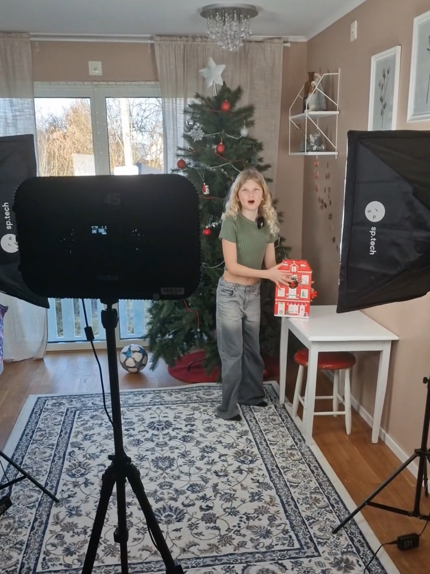 🎬✨ Behind the Scenes – Öppnar adventskalender från H&M! 🎁🎄 Följ med bakom kulisserna när jag öppnar julkalendern! 🎬✨ Vill ni se fler behind-the-scenes? Gilla och kommentera vad ni vill se nästa gång! 🎁🌟 #BehindTheScenes #julkalender #korneliashow