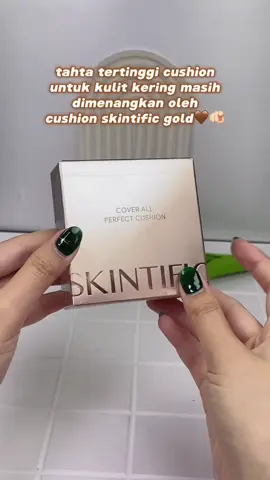 siapa yang setuju kalau cushion skintific yang gold ini cocok banget untuk kulit kering!😫🤎 #skintific #BeautyTok #cushionviral #skintificcushion 
