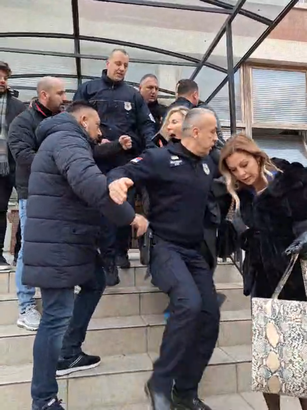 Zajedno sa kolegama poslanicima i gradskim odbornicima blokirali smo zgradu Osnovnog suda u Novom Sadu.   Zahtevamo da se hitno puste na slobodu svi koji su pritvoreni nakon protesta!  Nećemo se smiriti dok odgovorni za ovaj zločin ne budu iza rešetaka!  Krivi ste - ODGOVARAĆETE!