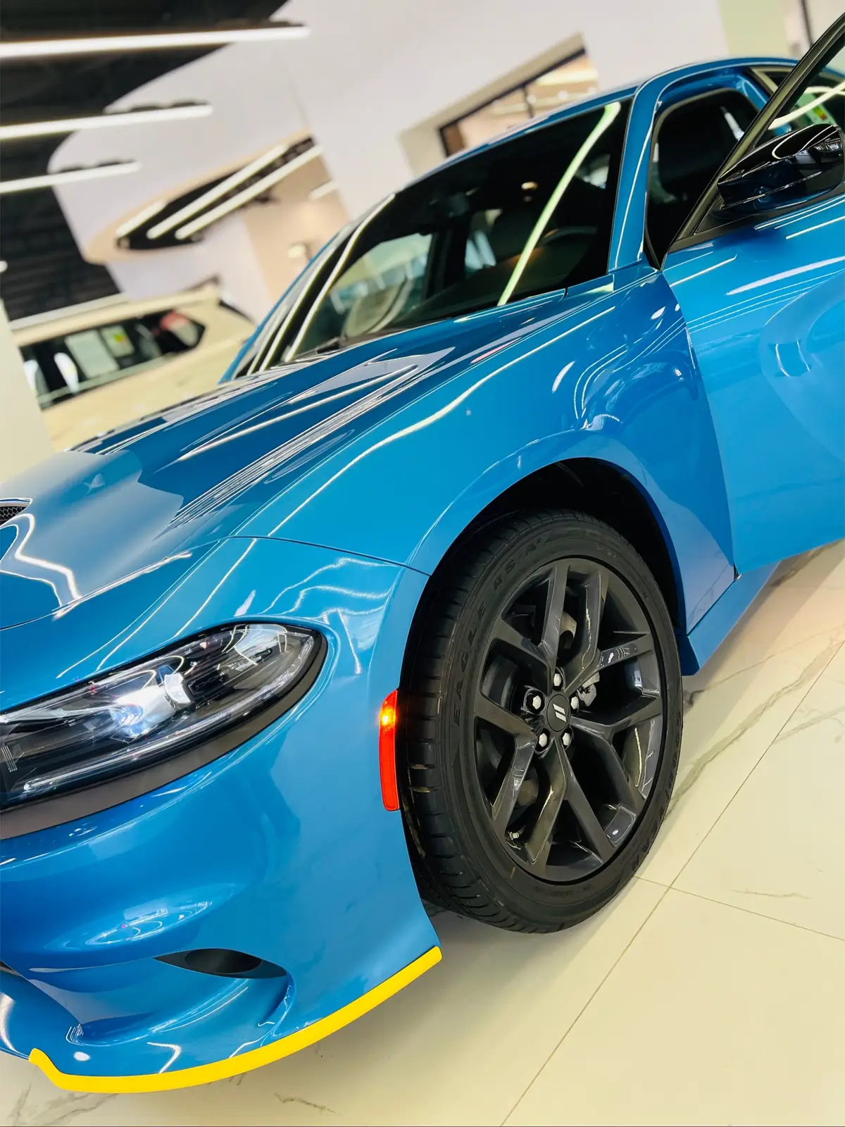 دودج جارجر جي تي 2023 Dodge Charger 🔥السعر مع لوحات بغداد 61.250.000 د.ع 🔹نوع المحرك 3.6 لتر V6 🔹أقصى طاقة إنتاجية حوالي 300 حصان 🔹أقصى عزم دوران حوالي 352 نيوتن متر 🔹 ناقل الحركة أوتوماتيكي بـ 8 سرعات 🔹نظام الدفع دفع خلفي (RWD) أو دفع رباعي (AWD) حسب الفئة 🔹عدد المقاعد 5 🔹مقاعد جلدية مع إمكانية التعديل الكهربائي 🔹نظام تكييف أوتوماتيكي ثنائي المنطقة 🔹شاشة عرض شاشة لمسية بحجم 8.4 بوصة مع نظام معلومات وترفيه Uconnect 🔹 نظام صوتي مكبرات صوت متعددة  🔹توصيلات: Apple CarPlay وAndroid Auto 🔹المصابيح الأمامية LED 🔹عجلات مقاس 20 بوصة حسب الفئة 🔹فتحات تهوية أمامية 🔥تصميم رياضي 🔹تصميم خلفي مميز مع مصابيح خلفية LED 🔹نظام الثبات الإلكتروني (ESC) 🔹نظام المكابح المانعة للانزلاق (ABS) 🔹وسائد هوائية للسائق والراكب الأمامي 🔹كاميرا خلفية للمساعدة في الركن 🔹أنظمة مساعدة السائق مثل نظام التحذير من التصادم 🔹استهلاك الوقود: حوالي 9.8 لتر لكل 100 كم (في المدينة) و حوالي 7.8 لتر لكل 100 كم (على الطريق السريع). شركة المهند للسيارات  العنوان بغداد النهضة / شارع المعارض  للاستفسار يرجى الاتصال على الرقم التالي: ☎️07866688842☎️ #جارجر #جارجرات_العراق_الفخامه_المتعه #بغداد_العراق 