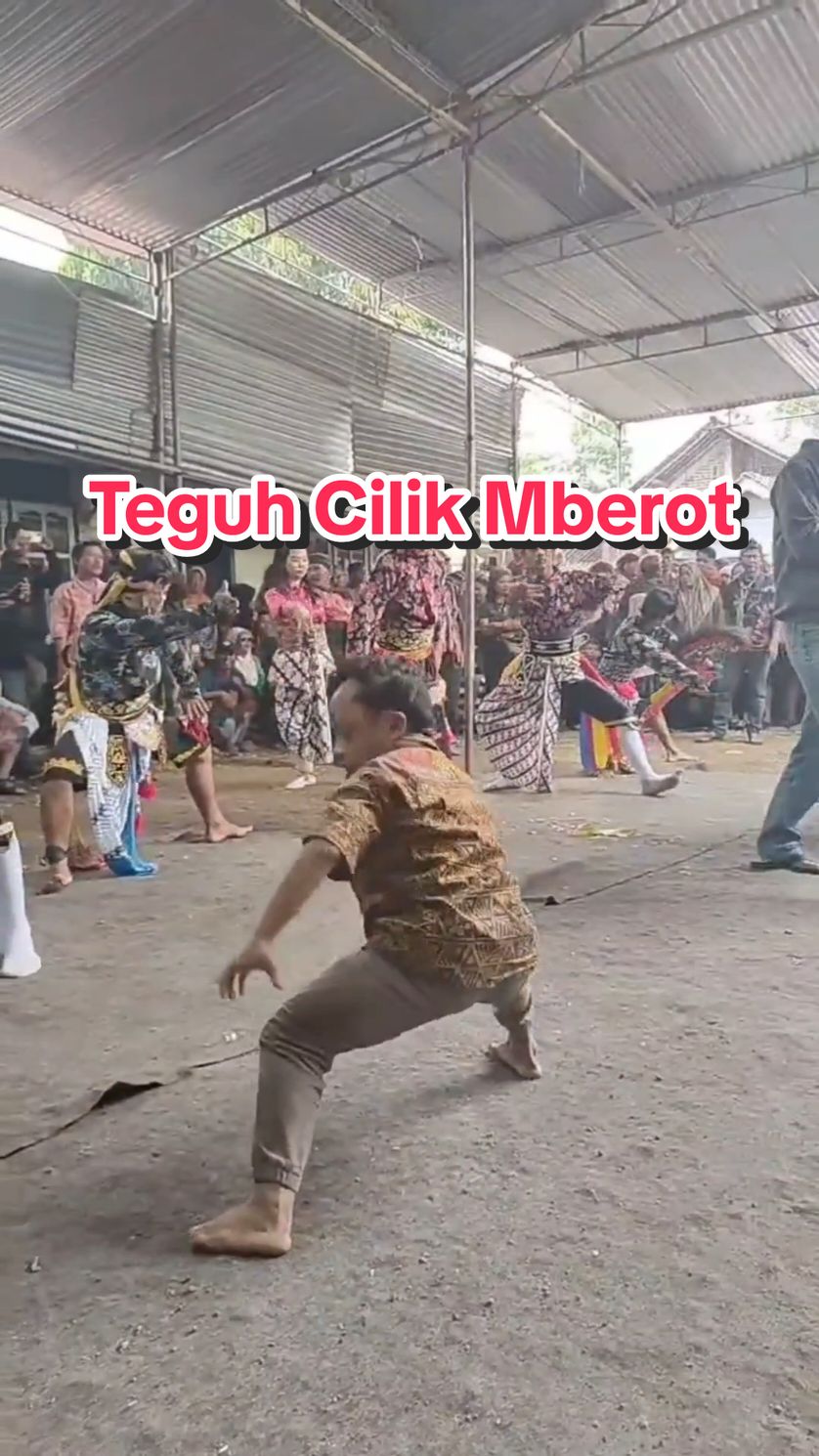 Teguh Cilik mendhem mberot #kudakepang #jarankepang #jathilan #kudalumping #ebegbanyumasan #jaranantiktok #ebegkebumen #ndadijaranan #mendhemebeg #kesurupankudalumping #teguhcilik #mberot #purboturonggobudoyo 