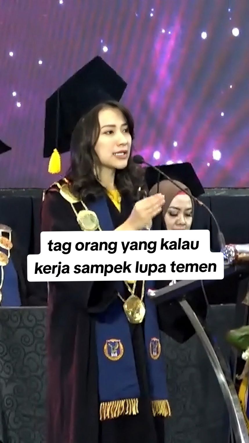 ayoo ngaku!! siapa disini yang kalau kerja sampek lupa sama temen? #wisudamoment #quotes #inspiration #rektortermudaindonesia #risasantoso #instituasiamalang #kuliahasikkekinian #wisuda 