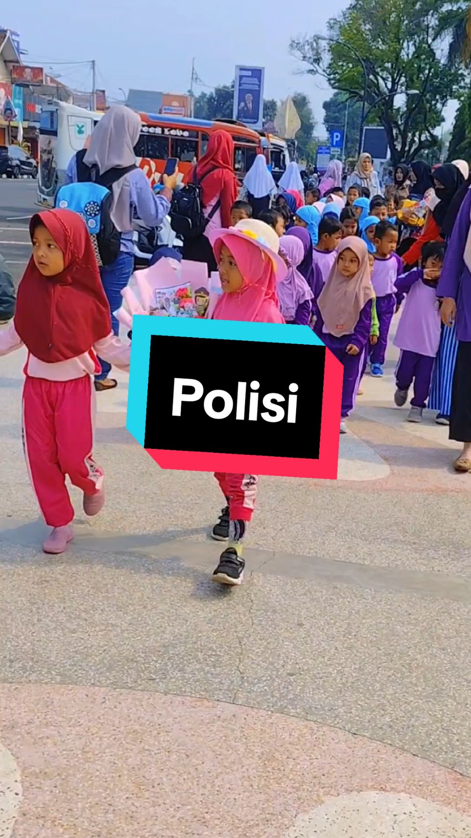 Kegiatan abnak anak TK KB berkunjung ke satlantas polres purworejo  alhamdulillah antusias dan senang sekali  anak tidak takut dengan pak polisi dan bercita cita menjadi polisi 