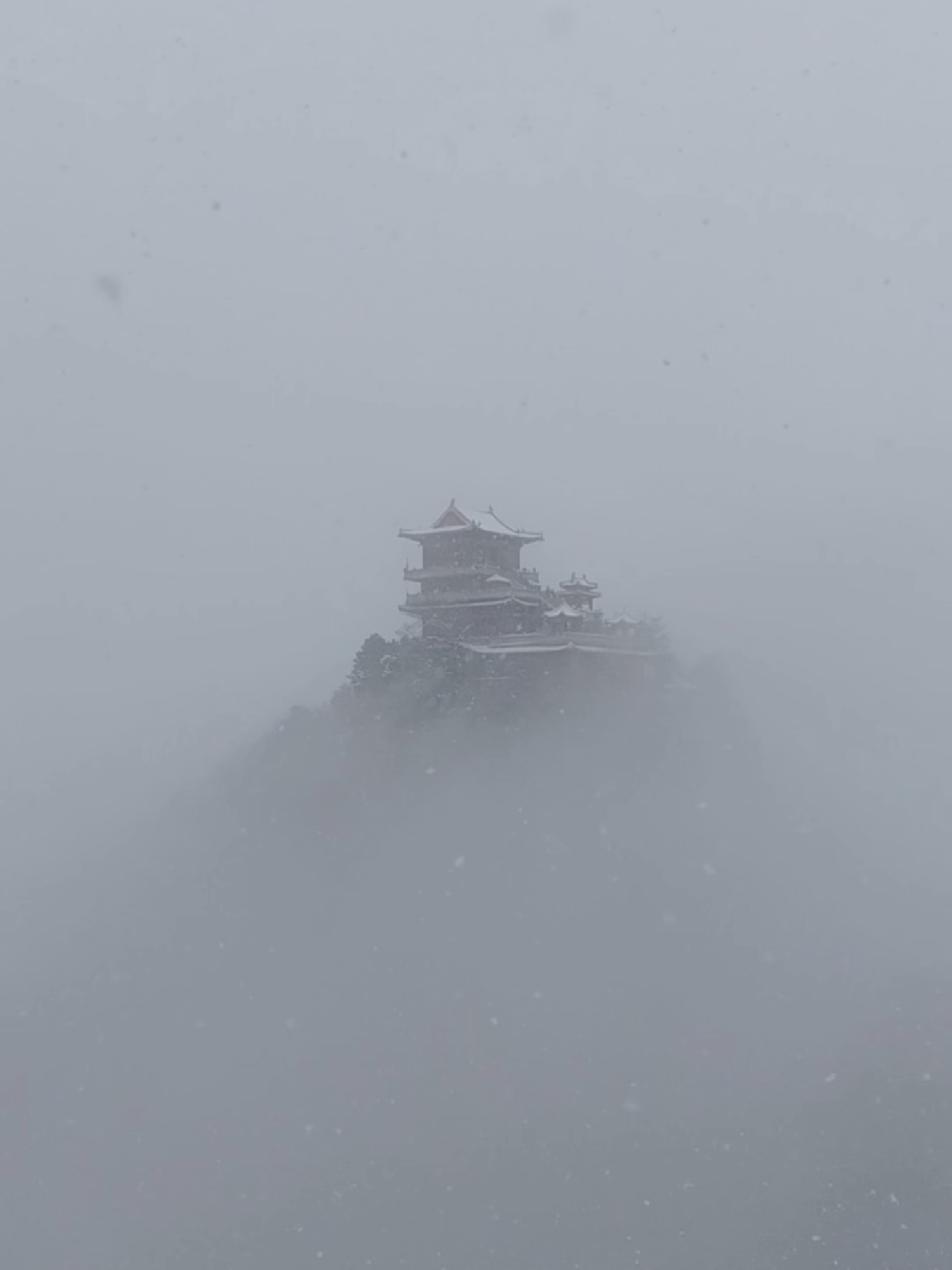 A winter's first snowfall has transformed Mount Nanwutai into a scene straight out of a Chinese kung fu film. From afar, the silhouettes of pavilions emerge like a mirage, hovering between reality and illusion. Up close, snowflakes drift gently onto tree branches and rooftops, blanketing the mountain in pristine white. Tag us to share your snowy wonderland moments! 📍 Location: Mount Nanwutai, #Shaanxi