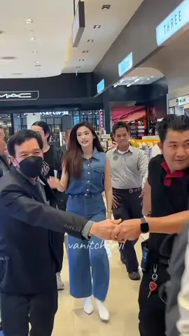 Engfa Waraha và vệ sĩ 😎 @ENGFA  #อิงฟ้ามหาชน #engfa32 #engfawaraha #engfa #BearbearyTheEmpowerxENGFA #xuhuong #viral 
