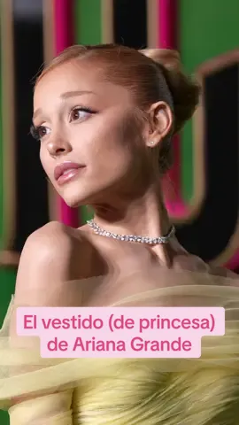 #arianagrande confirma con su vestido de princesa (firmado por #ralphlauren) que el amarillo mantequilla es tendencia 💛 📹 Vídeo: Getty Images #moda #fashion #look #redcarpet #wicked #vestido #tendencia 