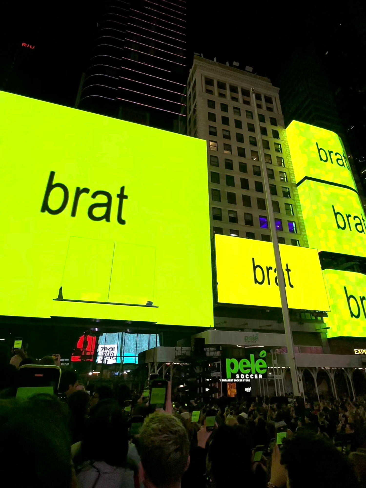 Charli xcx performs a surprise pop-up show in Times Square 💚 📹: @martinmagner #brat #charlixcx #timessquare #fyp