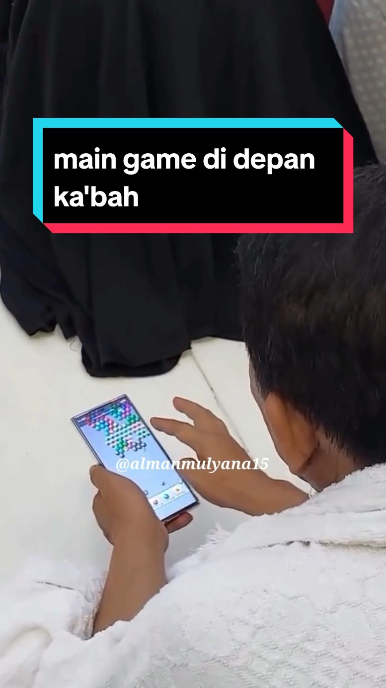 VIRAL !! JEMAAH UMROH MAIN GAME DI DEPAN MASJIDIL HARAM #fyp #makkah🕋 #haji2024 #Umroh2024 