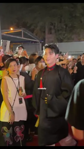 Hùng Huỳnh diện style cổ trang trên thảm đỏ Linh Miêu #linhmieu #phimlinhmieu #linhmieuquynhaptrang #quynhaptrang #tiktokawardsvn #tiktokawardsvn2024 #vietdaily #vietdailytv #vietdailylife #hunghuynh #anhtraisayhi 