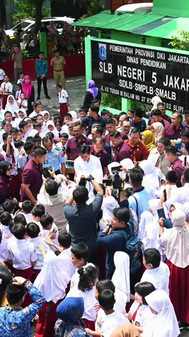 Mengawal pelaksanaan Program Makan Bergizi Gratis (MBG) sesuai visi Bapak Presiden @prabowo untuk meningkatkan kualitas sumber daya manusia melalui perbaikan gizi anak. Percobaan program MBG hari ini dilaksanakan di SDN Slipi 15 dan SLBN 5 Jakarta di kawasan Jakarta Barat. Makan siang kali ini dengan menu nasi, semur telur, tumis labu siam, tempe, buah semangka, dan susu. Bersama dengan Gubernur DKI Jakarta Teguh Setyabudi, kami juga membagikan sejumlah tas dan alat tulis untuk mendukung kebutuhan sekolah anak - anak. 🍱+🥛 = 🙆‍♂️🙆‍♀️