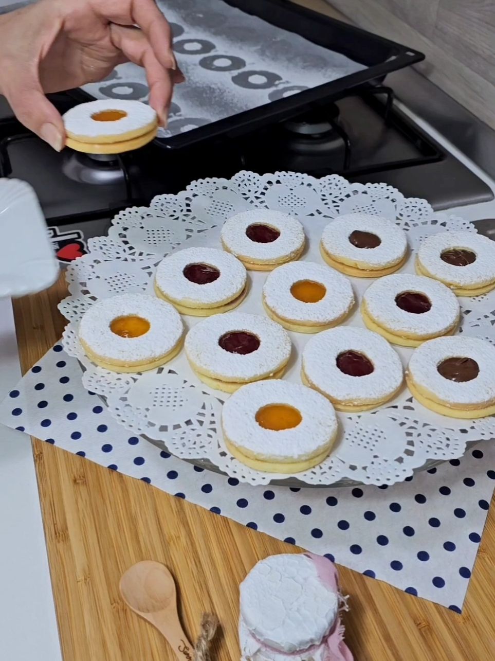 Biscotti occhi di bue 😋 Ingredienti ricetta di Daniele e Daniela: Farina 00 250g, uovo 1 (medio), zucchero 100g, scorza grattugiata di 1 limone, burro 120g Per decorare: Confettura, nutella, zucchero a velo