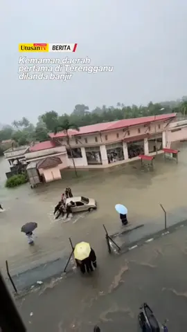 19 NOV 24: Gelombang pertama banjir mula melanda Terengganu, satu PPS dibuka di Kemaman petang tadi menempatkan 12 mangsa daripada dua keluarga. Video Tular: DM Kredit. 📍Kolej Universiti TATI, Kijal. #fyp #trendingnewsmalaysia #beritaditiktok #kemamanbanjir #tengkujuh 