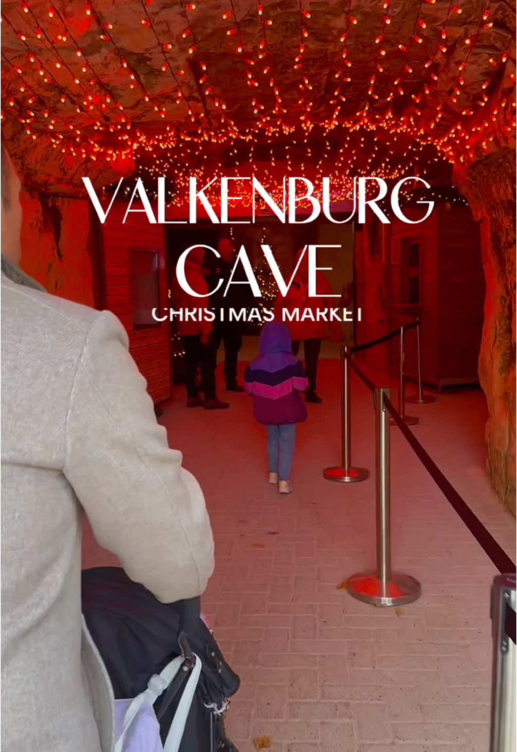 📍Valkenburg, Netherlands. #kerstmarkt #weihnachtsfeeling #weihnachtsmarkt #weihnachten #christmasmarkets #europeanchristmasmarket #christmasgiftideas #shoppingvlog #shoppingfinds #traveleurope #netherlands🇳🇱 #travelingwithkids #travelingfamily #travelvlogs #travelvlog #familytravels #travelfamily #Vlogmas #ditlmomvlog #europetravel #milsotok #kmc #ramstein #daytrips #travelfood #christmas2024🎅🎄 #bucketlisttravel #wintertravel #traveldestinations #travelstory 