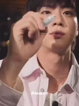 SEOKJIN SIGNING HIS AUTOGRAPH ON THE CAMERA!!#bts #bangtan #kimseokjin #armyforever #tatabts024 #Jin_Happy #jin 