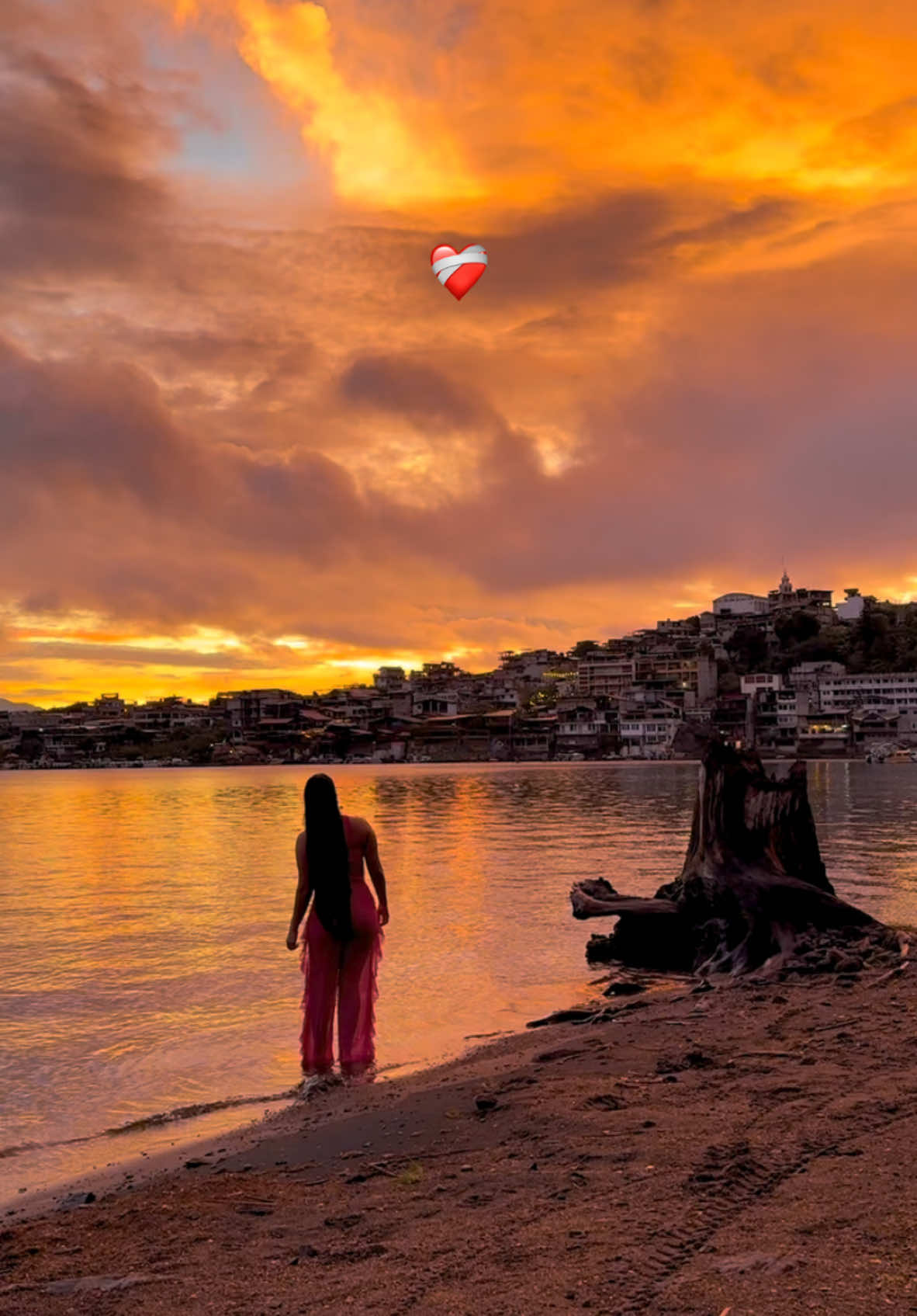 🌅❤️ @Debbie Moran  📍San Pedro La Laguna, Sololá. GUATEMALA.  #guate #guatemala #viral #reel #reelvideo #reelviral #paisaje #amanecer #horadorada #fyp #tiktok #tiktokviral 